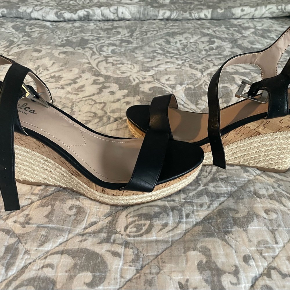 BLACK SANDALS